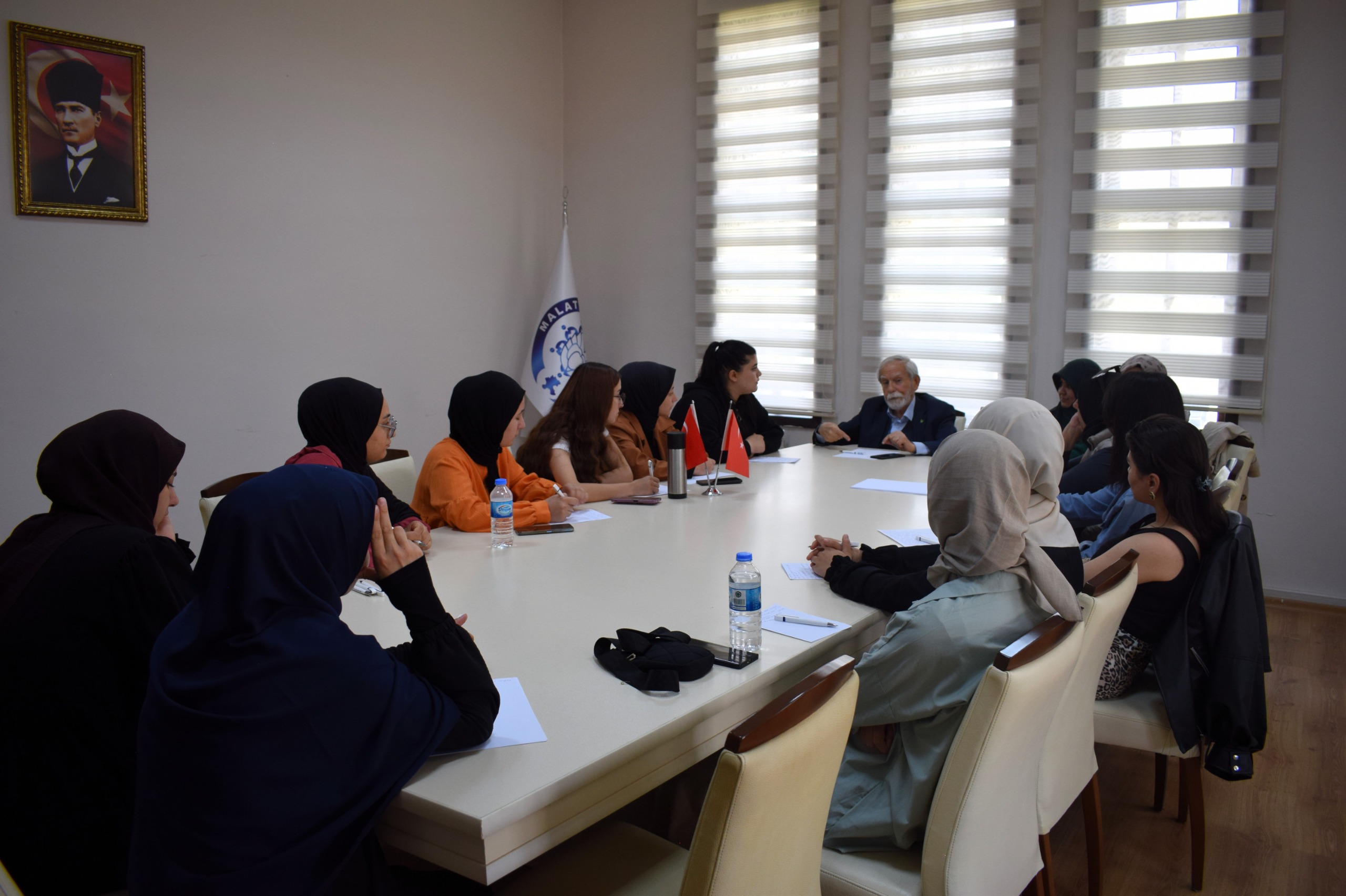Malatya’nın Tecrübeli Kalemi Asım Demirkök Malatya Kent Konseyi’nde Gençlerle Bir Araya Geldi