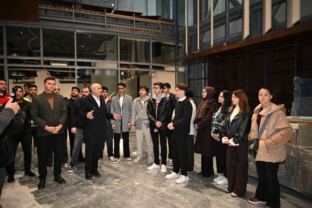 Gençlerle Bölgenin En Büyük Kütüphanesini Gezen Başkan Er:Bu Kütüphane, Malatya’nın Medarı İftiharı Olacak