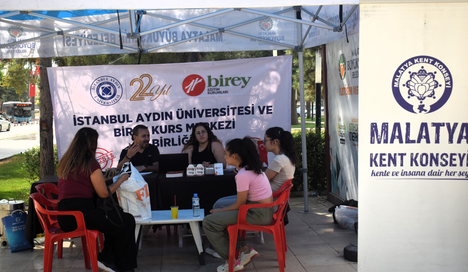 YKS Tercih Danışmanlık Çadırı Öğrencilerin Hizmetinde
