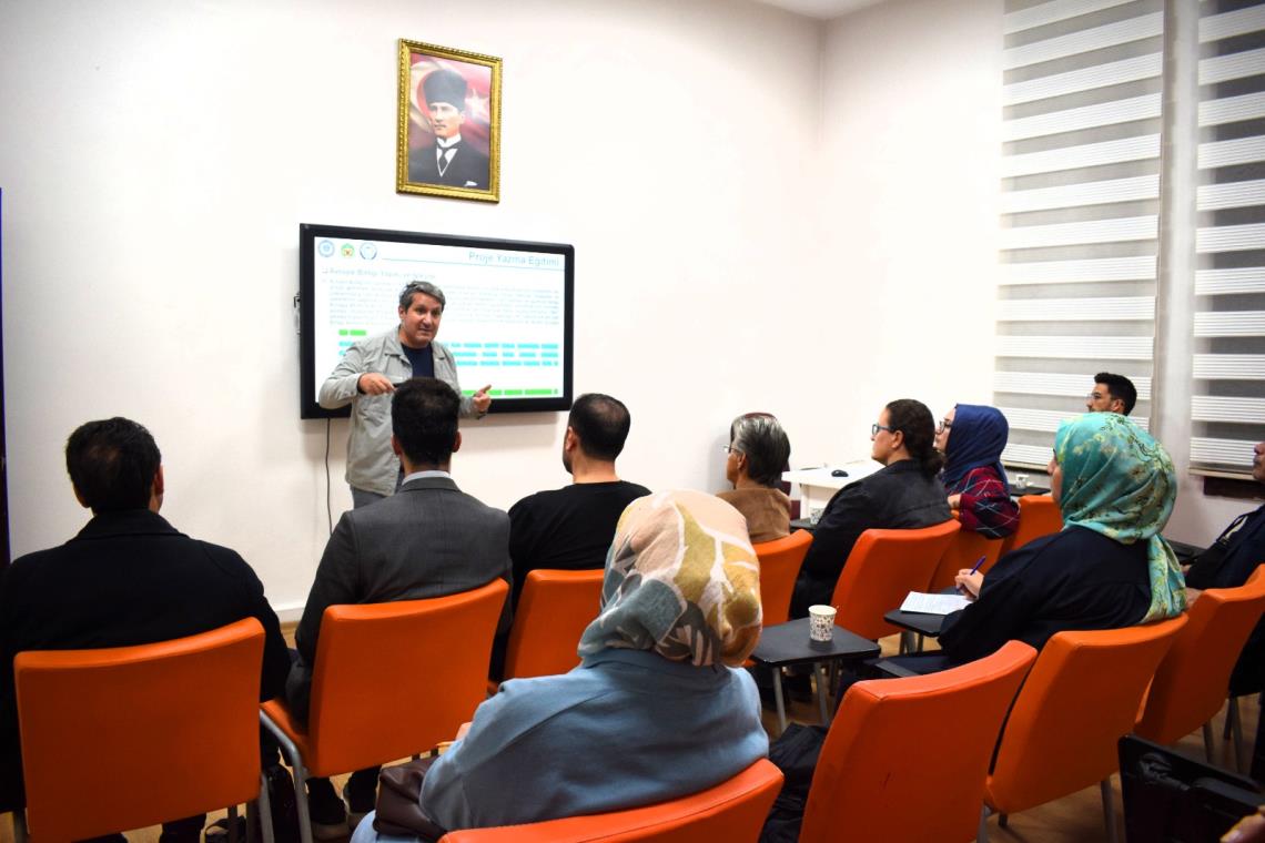 Sivil Toplum Atölyelerinde  “STK’larda Proje Hazırlama Programları ve Finansal Sürdürülebilirlik” konusu ele alındı